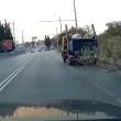 Клон хвръкна към движещ се автомобил от камион за отпадъци ВИДЕО