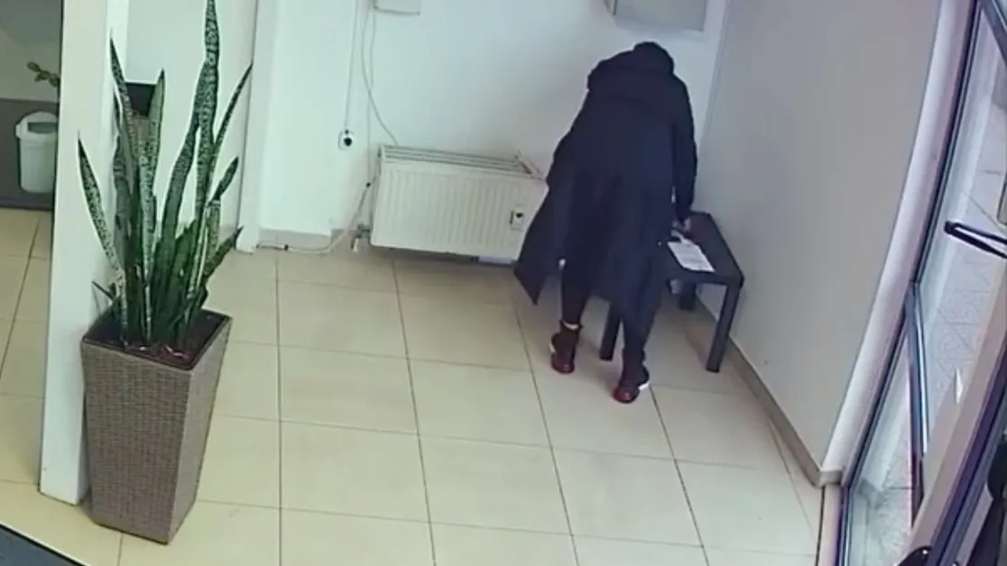 Жена нахлу във фоайе и отмъкна... масичка, струваща само 20 лева! ВИДЕО улови кражбата
