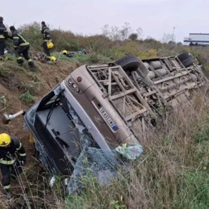 Близо до северния сръбски град Сремска Митровица автобус се е