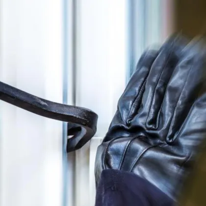 Мъж и жена разбиха и ограбиха арт магазин в центъра