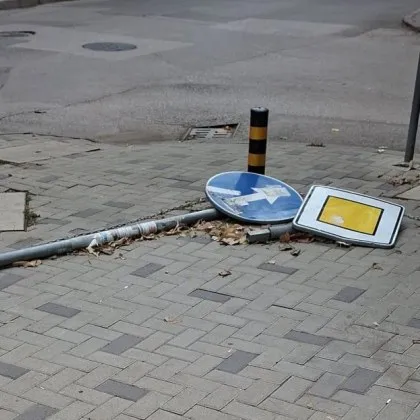 Паднал знак се бори с гравитацията и бюрокрацията... цял месец
