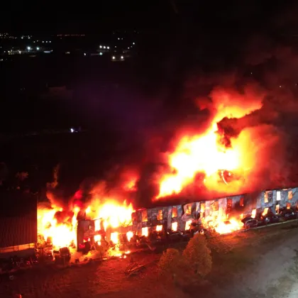 Изцяло е изгоряла постройката на склад за стари автомобили и авточасти