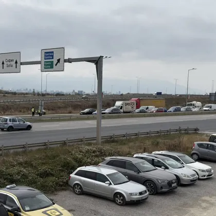 Движението по бул Ботевградско шосе в София бе временно спряно