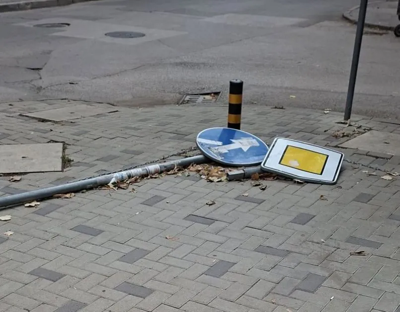 Паднал знак се бори с гравитацията и бюрокрацията... цял месец