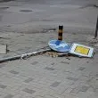 Паднал знак се бори с гравитацията и бюрокрацията... цял месец