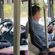 Шофьор на автобус в София си играе на телефона, докато шофира - пътничка го засне