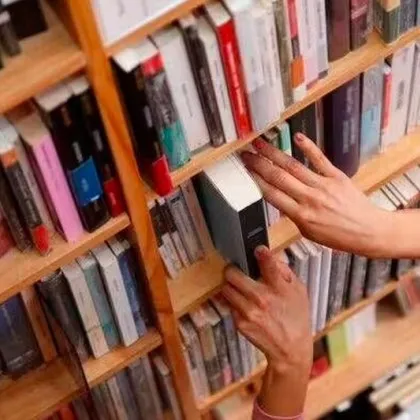 Бивша служителка в книжарница предизвика вълна от дискусии след като