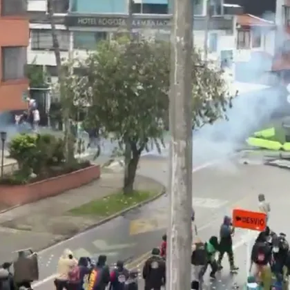 Протестиращи въоръжени с лъкове камъни коктейли Молотов и други запалителни