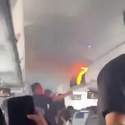Кошмар на борда: Пожар пламна в пътнически самолет ВИДЕО