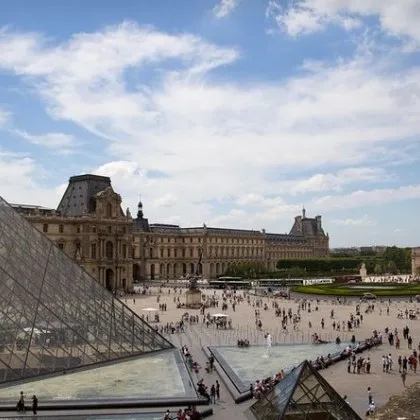 Лувърът в Париж беше затворен заради сигнал за кражба и