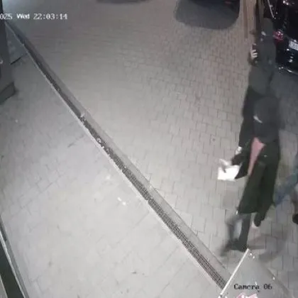 Грозна хулиганска проява застигна нищо неподозираща врата на жилищен блок