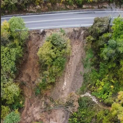 Свлачище се е образувало под участък от пътя свързващ Арбанаси