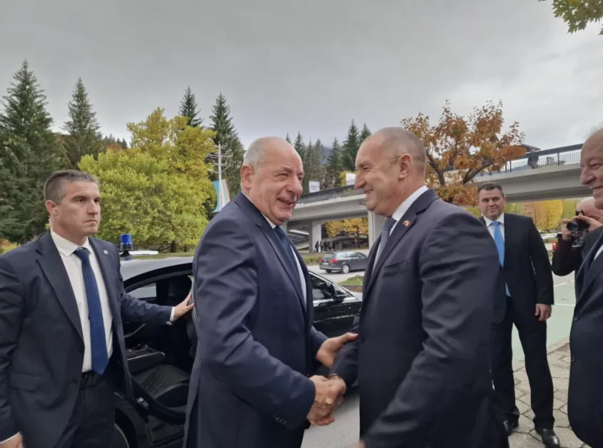 Румен Радев посрещна унгарския си колега в Смолян, отиде с личната си кола ВИДЕО