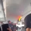 Кошмар на борда: Пожар пламна в пътнически самолет ВИДЕО