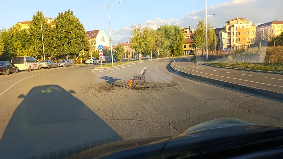 Дупка в Несебър привлече внимание със спонтанна "обезопасителна мярка" СНИМКИ
