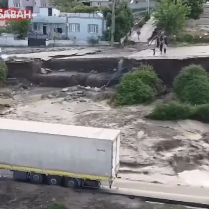 Проливни дъждове обхванаха южния турски окръг Хатай предизвиквайки наводнения и