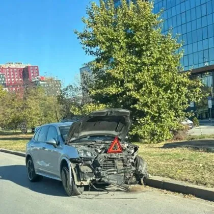 Вече втори ден катастрофирал автомобил стои на Цариградско шосе –
