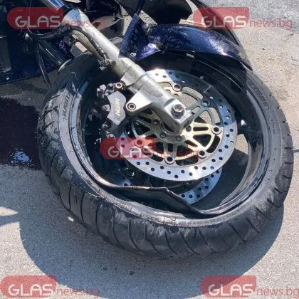 Пътнотранспортно произшествие между мотоциклет и лек автомобил е станало на