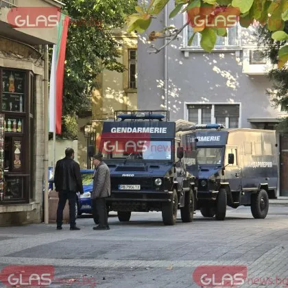 Полицейска блокада на Община Пловдив: не допускат граждани, кметът не знае какво се случва СНИМКИ