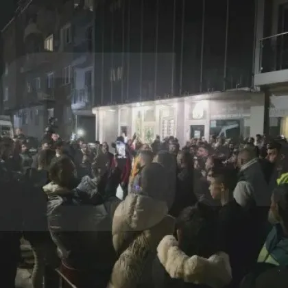 Роднини и близки на момчето което беше намушкано в мол в