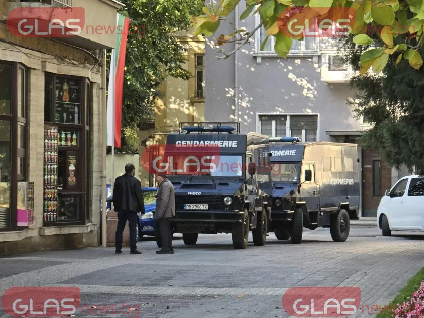 Полицейска блокада на Община Пловдив: не допускат граждани, кметът не знае какво се случва СНИМКИ