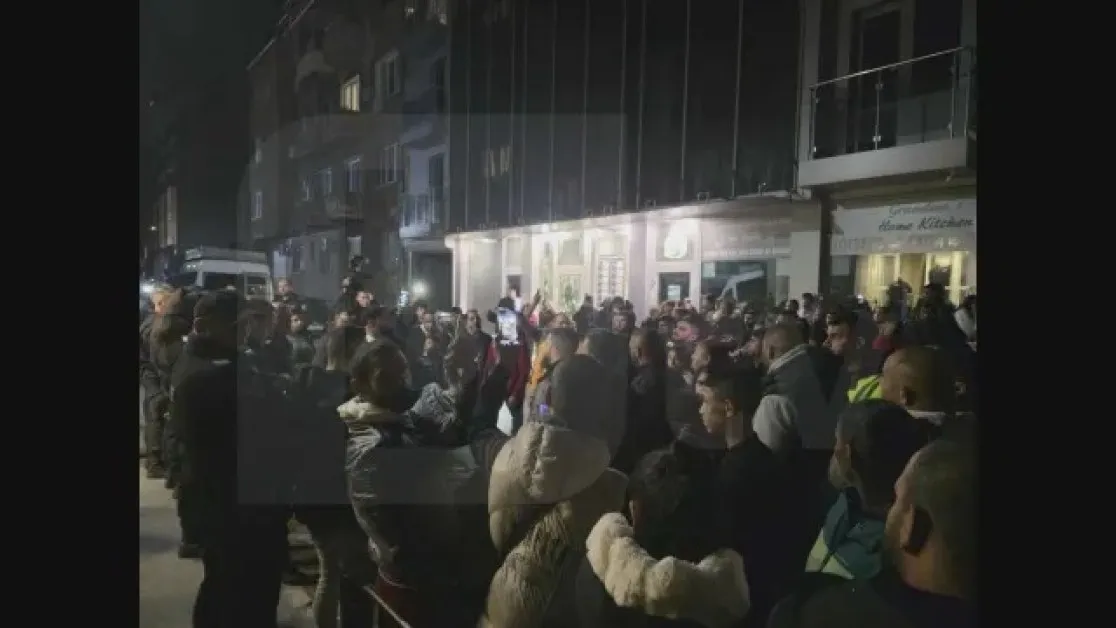 Протест пред СДВР: Близки на намушканото в мол момче скандират "убийци"