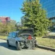 Два дни катастрофирал джип стои на Цариградско – кой ще го премести и кога?
