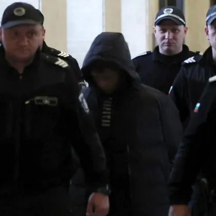 Линейка откара от съда 15-годишния, намушкал момче в столичен мол