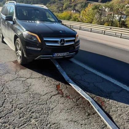 Метална "греда" се вряза в движещ се джип на АМ Хемус СНИМКИ