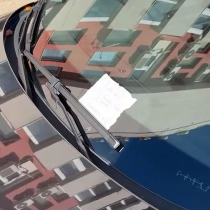 Необикновени хартиени бележки върху коли предизвикаха хиляди реакции в роден