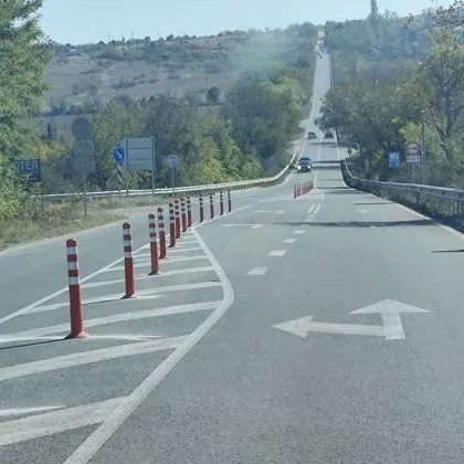 Разделителни колчета се появиха и на оживен път в Пловдивско