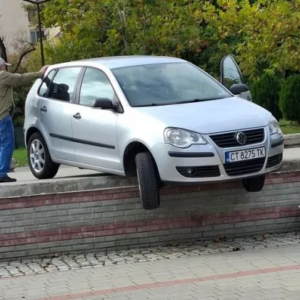 Шофьор с невероятна каскада в роден парк СНИМКА