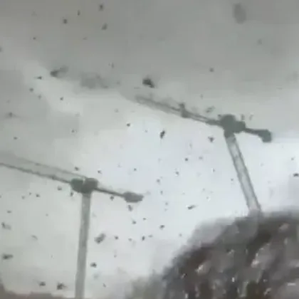 Торнадо откъсна покриви и събори кранове като уби един човек