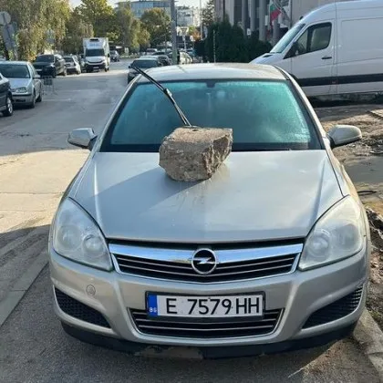 Тежко наказание застигна колата на водач паркирал върху тротоар в