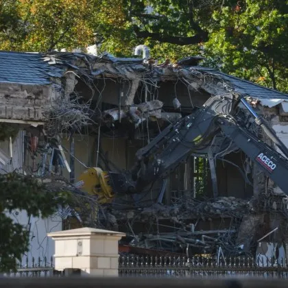 В понеделник екип за разрушаване започна да събаря източното крило