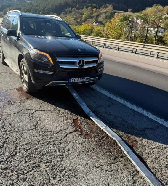 Метална "греда" се вряза в движещ се джип на АМ Хемус СНИМКИ