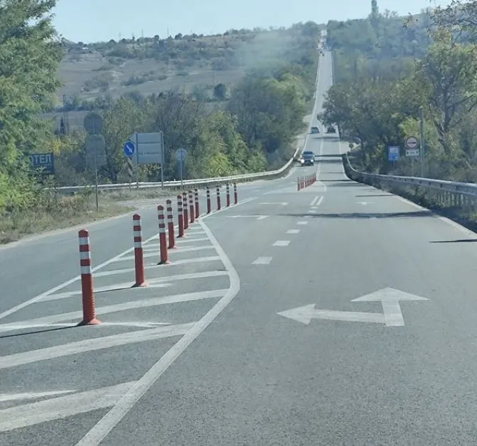 Поставиха колчета на оживен път в Пловдивско, водачите - разделени СНИМКИ