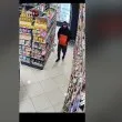 Хванаха го... Тийнейджър с маркови маратонки се изложи страшно в магазин ВИДЕО