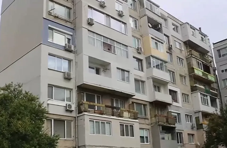 Жилищен блок в Добрич пропада заради постоянни наводнения с отпадни води
