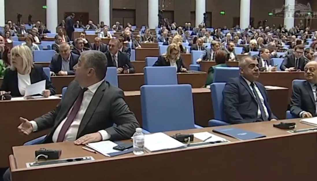 Депутатите събраха кворум, започнаха работа НА ЖИВО