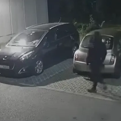 Двама мъже са били заснети от охранителна камера в Стара