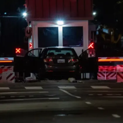 Мъж беше арестуван след като автомобил се вряза в предпазна