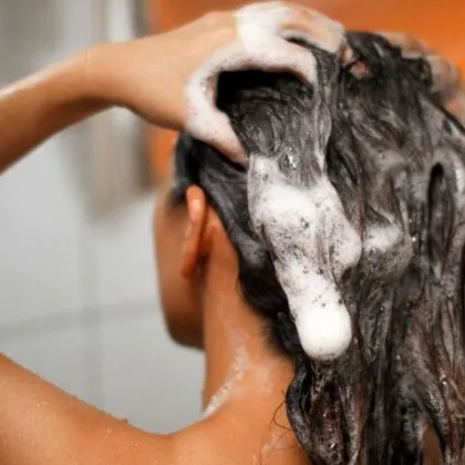 Мнозина признават че миенето на косата не е най приятното преживяване