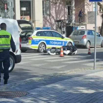 Моторист се заби в автомобил на ВиК в Карлово