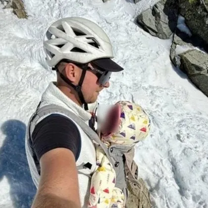 Литовска двойка взе деветмесечното си бебе със себе си докато