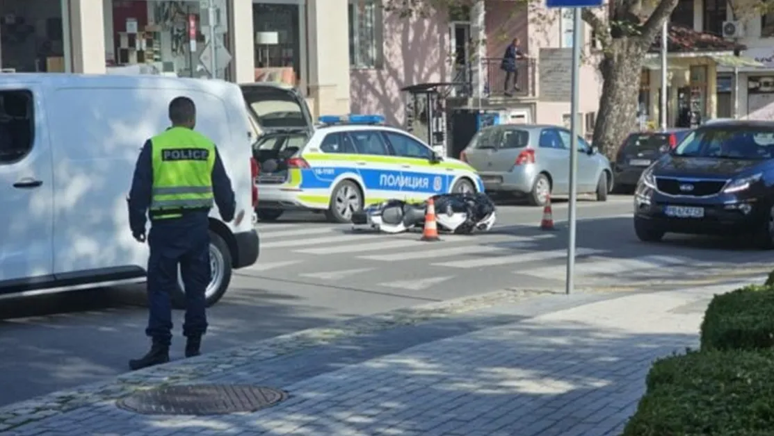 Моторист се заби в автомобил на ВиК в Карлово