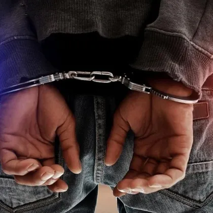 Млад мъж извършил грабеж е установен и задържан от служители