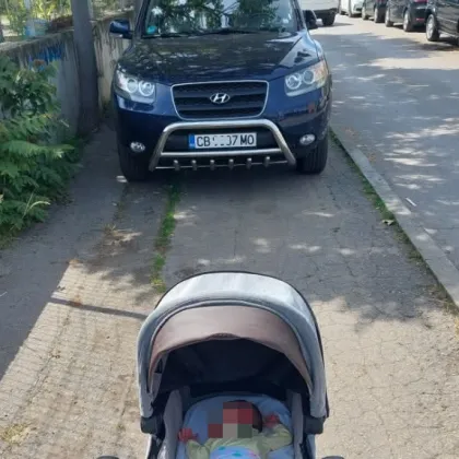 Снимка на кола блокирала тротоар и спряна пред бебешка количка