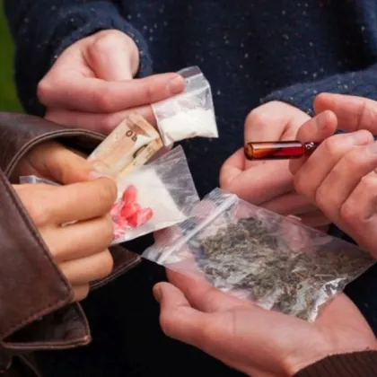 Петима притежаващи наркотици са засечени и задържани от служителите на