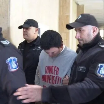 Соеченият за тройния убиец от Бургаско 25 годишния Фахри Мустафа остава в